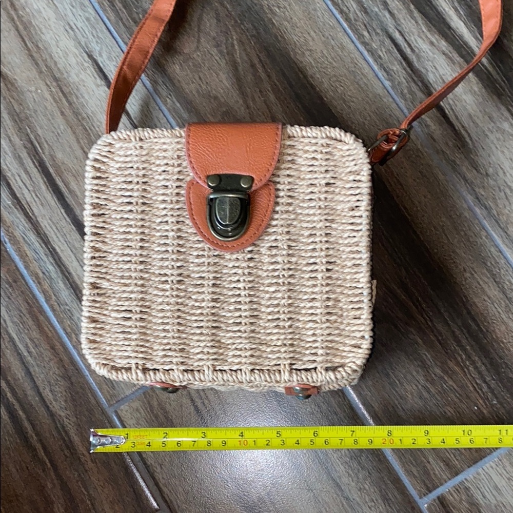 🌵Adorable Tan Woven Crossbody Bag! - Picture 9 of 10